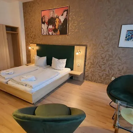 伯恩霍尔默霍夫普伦茨劳贝格酒店 3*